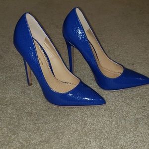 NWOT Royal (NIPSEY) Blue Snake Embossed pumps